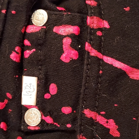 DG2 DIANE GILMAN Black w/Shiny Red Paint Splashes Denim Jeans Size 8 - Picture 4 of 4